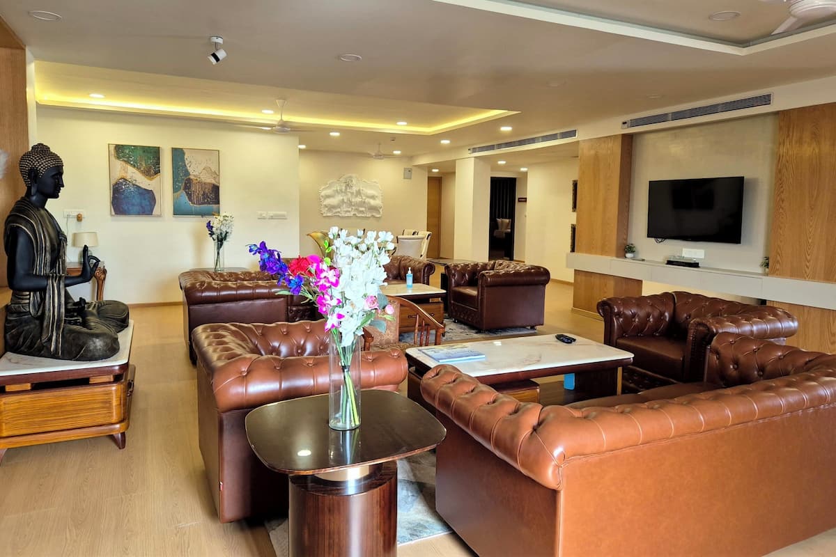 Executive Suite Room | In-room safe, desk, laptop workspace, blackout drapes