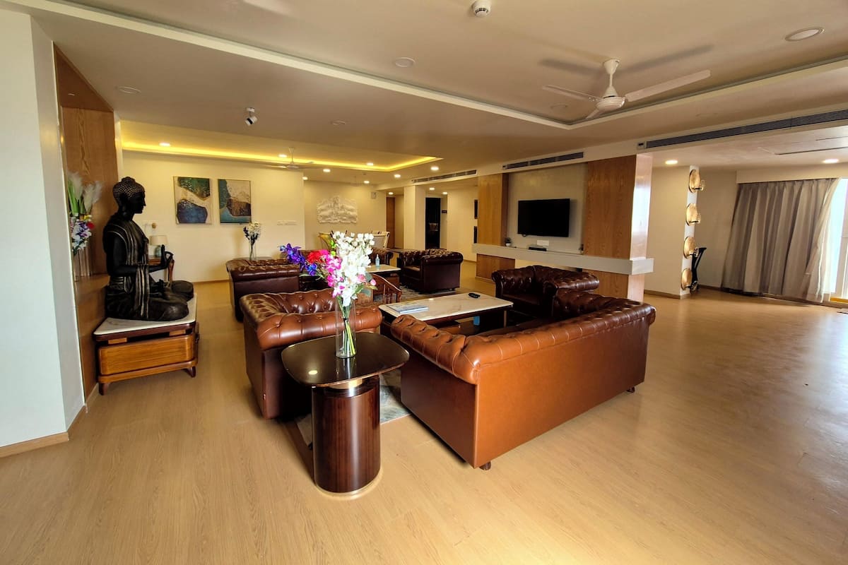 Executive Suite Room with Sea View | In-room safe, desk, laptop workspace, blackout drapes
