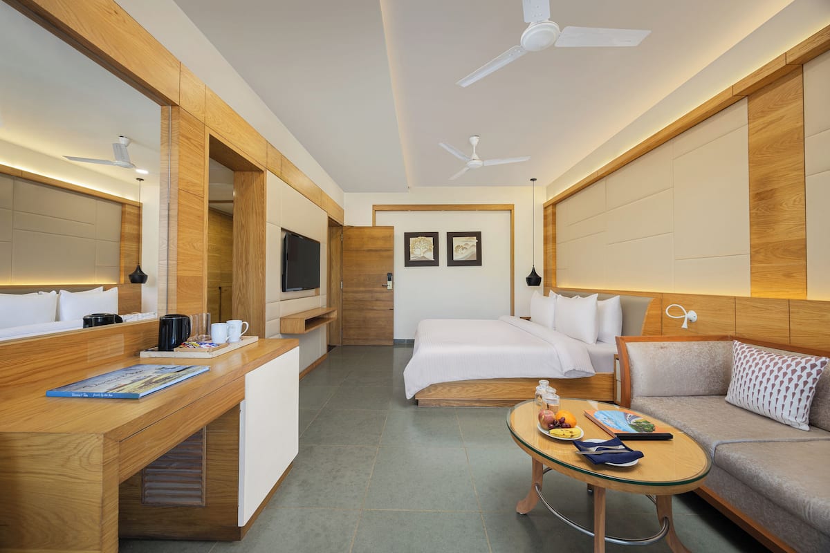 Executive Queen Room | In-room safe, desk, laptop workspace, blackout drapes