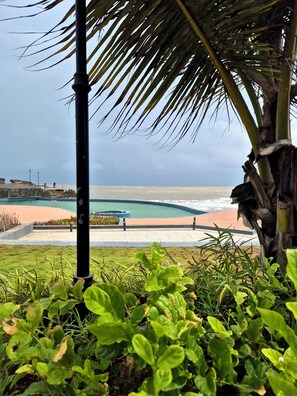 Vista frontal de la propiedad