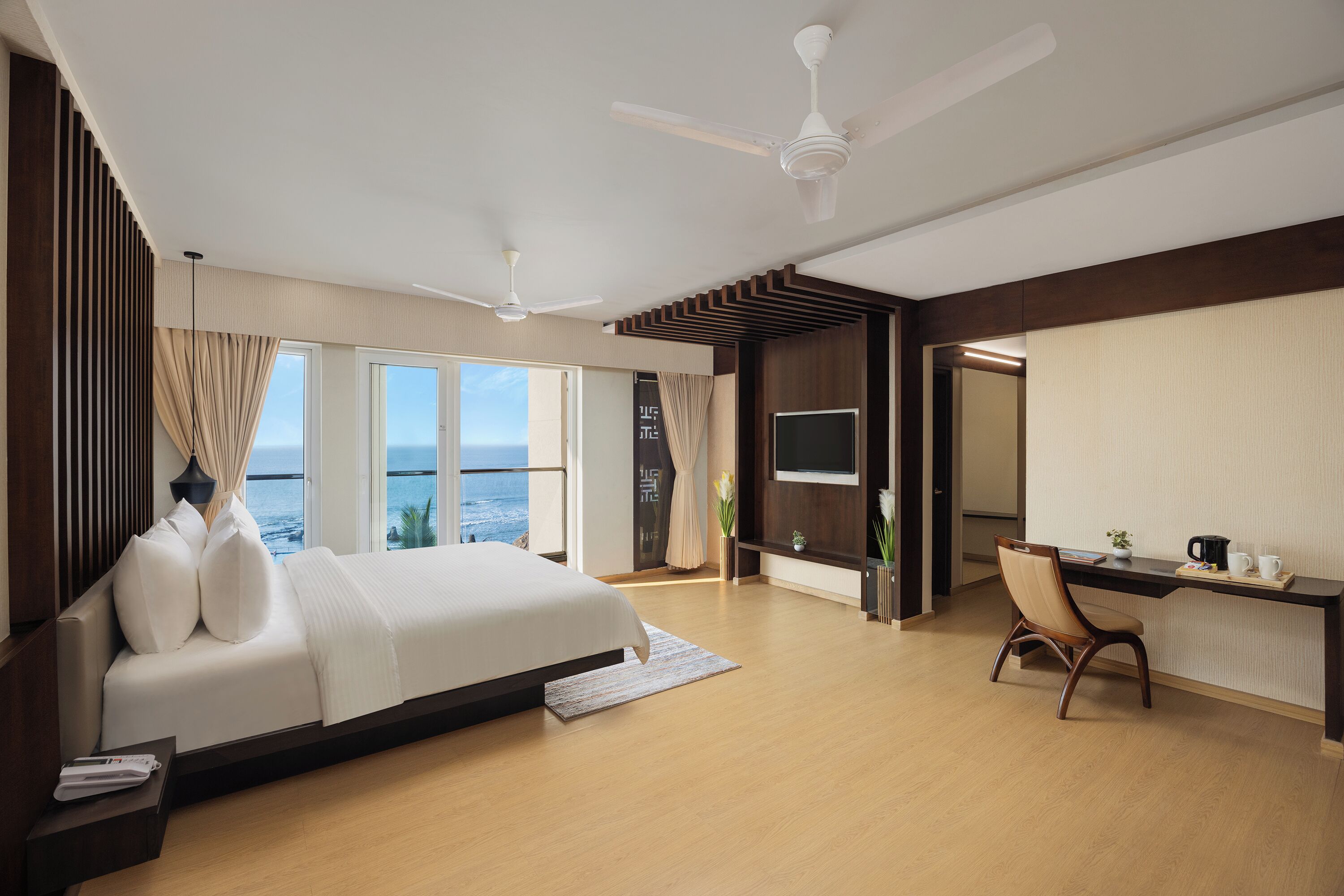 Executive Queen Room with Sea View | 客房内保险箱、办公桌、笔记本电脑工作区、遮光窗帘