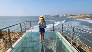 Bagian depan properti - sore/malam