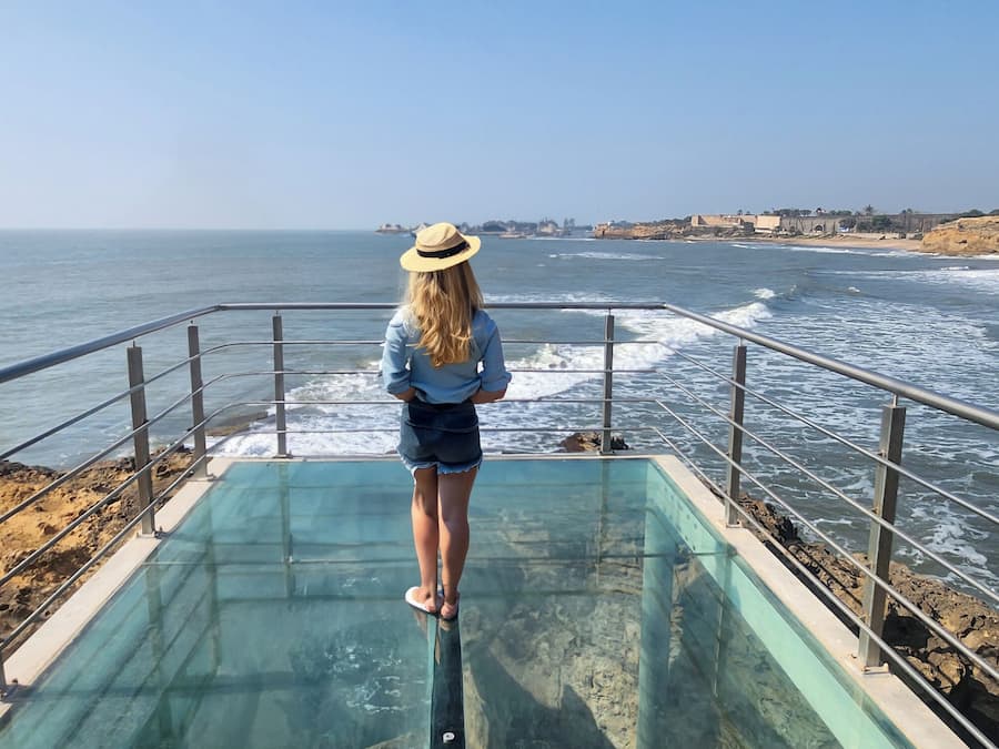 Fachada da propriedade à noite