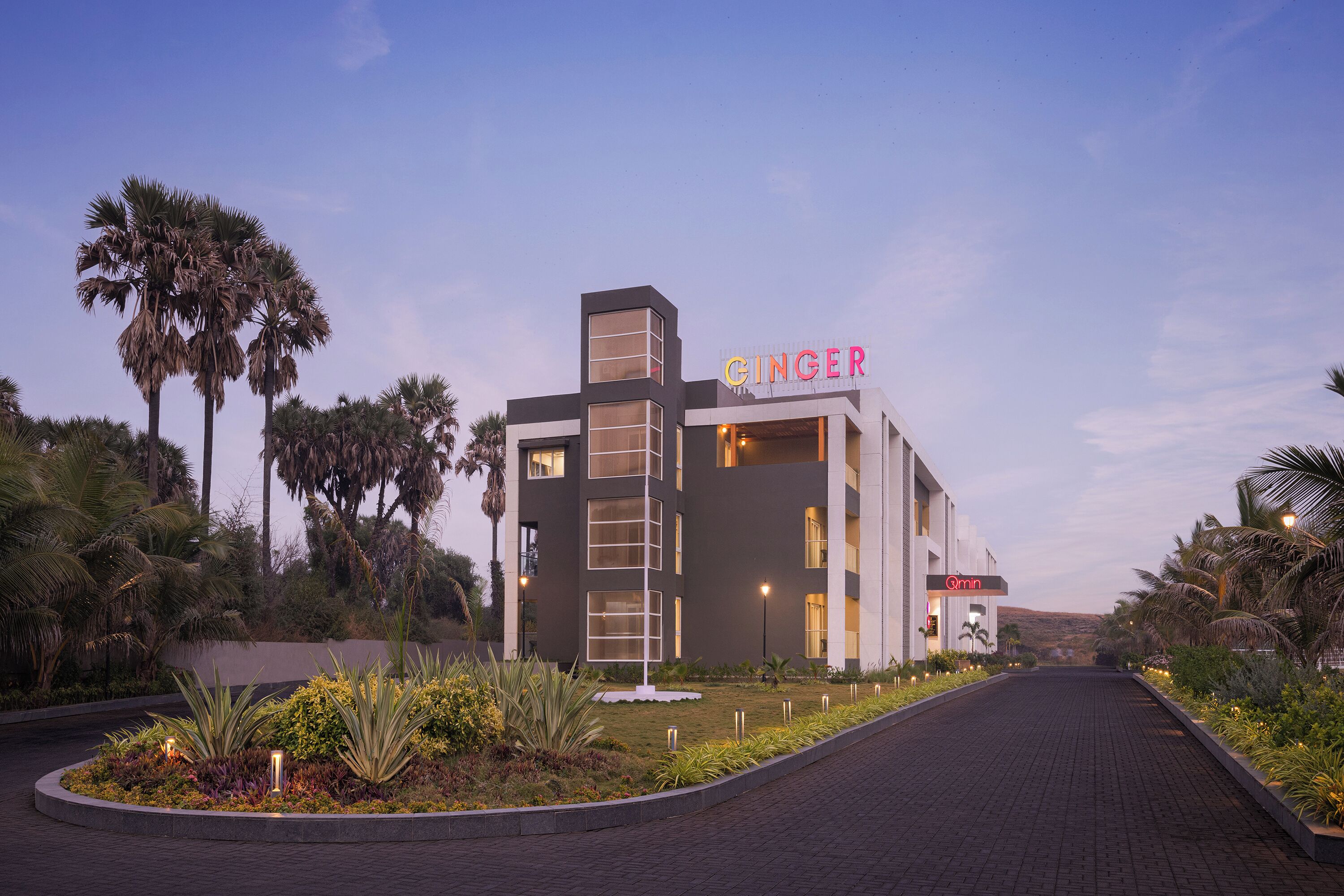 Un edificio moderno con un cartello che riporta la scritta "GINGER".