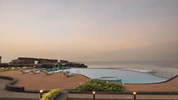 Kolam renang outdoor