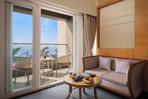 Executive Queen Room with Sea View | In-room safe, desk, laptop workspace, blackout drapes
