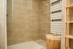 Shower, hair dryer, towels - Duplex T5 vue étang, terrasse & suite parentale (Sète)