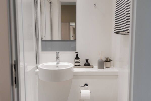 Douche, serviettes fournies, papier toilette