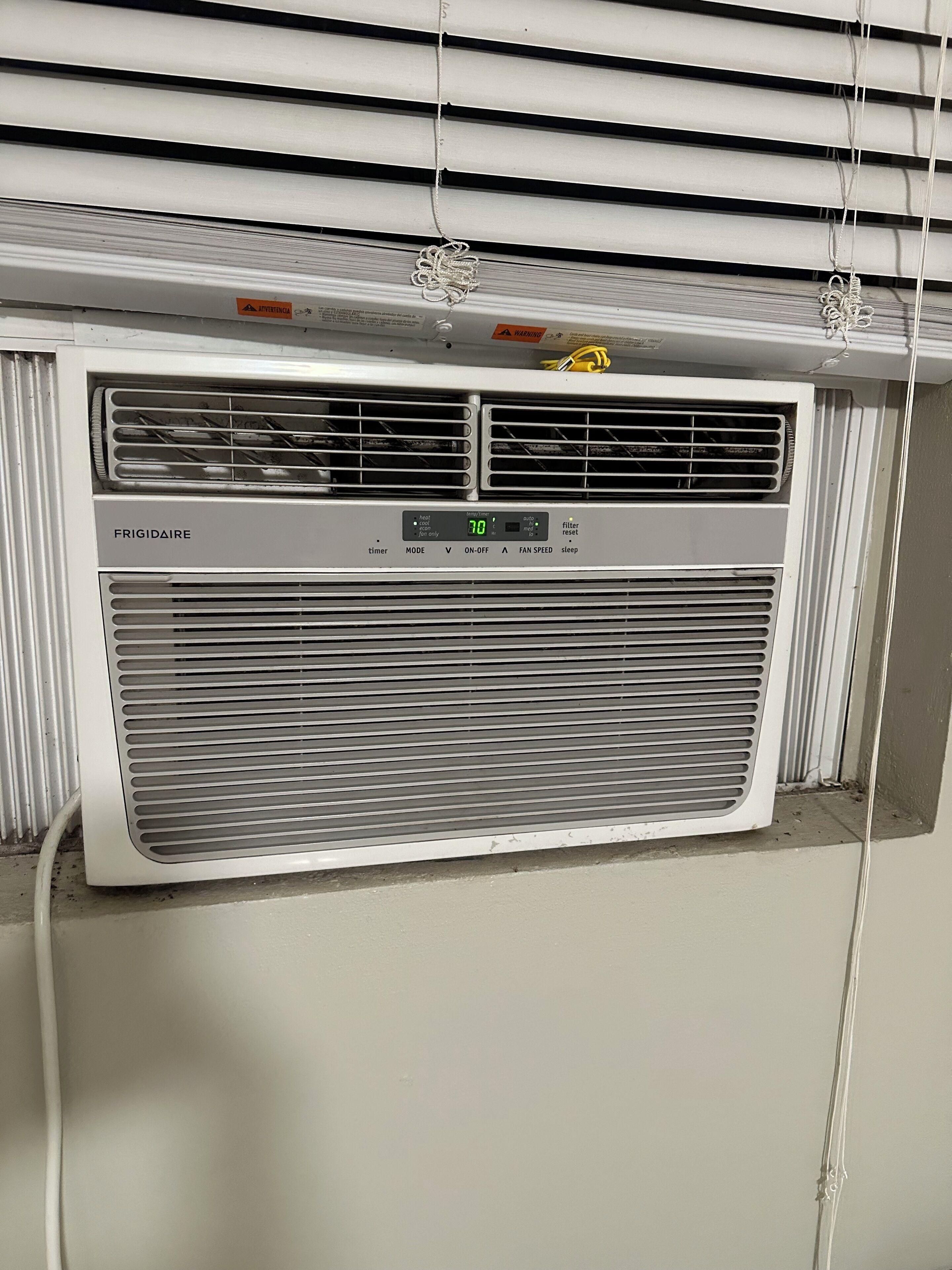 Un equipo de aire acondicionado fijado a la pared, con pantalla digital y panel de control.