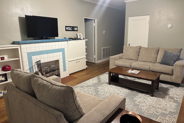 Smart TV, caminetto, libri