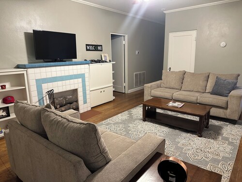 Spacious 4-Bdrm house in Ruston with WiFi and AC & Wonderful front & back porch