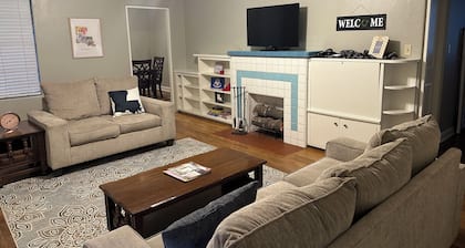 Spacious 4-Bdrm house in Ruston with WiFi and AC & Wonderful front & back porch