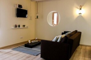 シティ ロフト 1 ベッドルーム 禁煙 キッチン | リビング エリア | 55 cmの薄型テレビ (ケーブル放送視聴可)