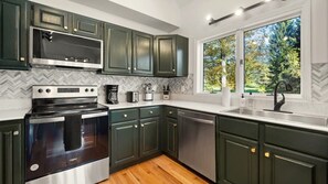 Kjøleskap, mikrobølgeovn, kokeplater og oppvaskmaskin