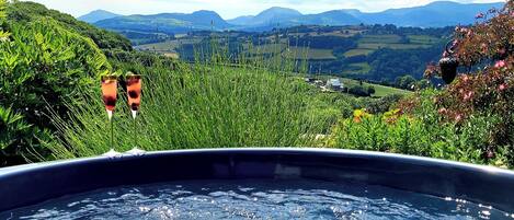 Bañera de hidromasaje al aire libre