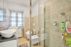 Shower, hair dryer, bidet, towels - Casa Adelaide Mountain And Lake (Ornavasso)