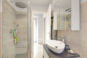 Standardlejlighed - flere soveværelser (Casa Adelaide Mountain And Lake) | Badeværelse | Bruser, hårtørrer, bidet, håndklæder