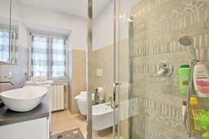 Bruser, hårtørrer, bidet, håndklæder