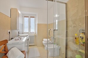 Appartement Standard, 2 chambres (Casa del Nildo Mountain And Lake) | Salle de bain | Douche, séchoir à cheveux, bidet, serviettes fournies