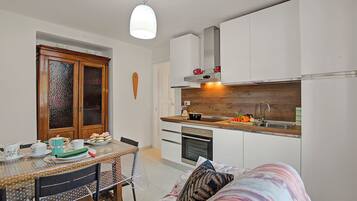 Standard Apartment, Multiple Bedrooms (Casa del Nildo Mountain And Lake) | Private kitchen | Fridge, microwave, oven, stovetop