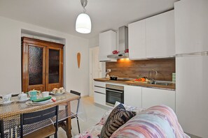 Standard Apartment, 2 Bedrooms (Casa del Nildo Mountain And Lake) | Private kitchen | Fridge, microwave, oven, stovetop