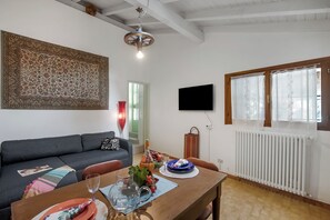 Estudio familiar, junto a la montaña (Il Nido del Ciabattino Pet Friendly) | Zona de estar | Una televisión de pantalla plana