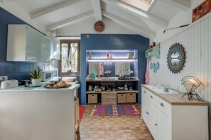 Een koelkast, een magnetron, een kookplaat, een vaatwasser