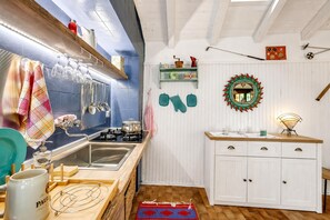 Studio Familial, four à micro-ondes, côté montagne (Il Nido del Ciabattino in old town) | Cuisine privée