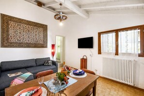 Studio Familial, four à micro-ondes, côté montagne (Il Nido del Ciabattino in old town) | Coin séjour