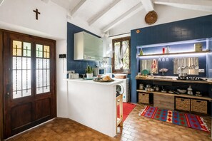 Estudio familiar, microondas, junto a la montaña (Il Nido del Ciabattino in old town) | Cocina privada