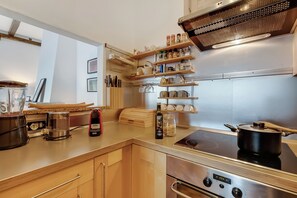Standard-Apartment, Mehrere Schlafzimmer, 2 Bäder, Bergseite (Infinity Lake View Terraced Casa) | Eigene Küche | Kühlschrank, Mikrowelle, Ofen, Herdplatte