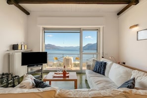 スタンダード アパートメント ベッドルーム (複数) 2 バスルーム マウンテンサイド (Infinity Lake View Terraced Casa) | リビング エリア | 薄型テレビ、ステレオ