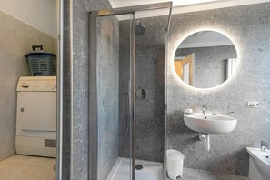 Standard-Apartment, Mehrere Schlafzimmer, 2 Bäder, Bergseite (Infinity Lake View Terraced Casa) | Badezimmer | Duschwanne, Haartrockner, Bidet, Handtücher