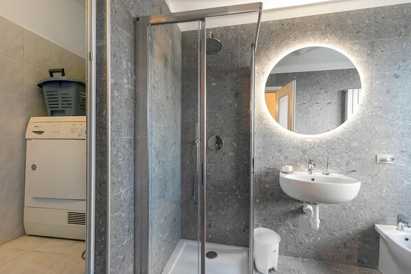 Appartement Standard, plusieurs chambres, 2 salles de bains (Infinity Lake View Terraced Casa) | Salle de bain | Ensemble baignoire-douche, séchoir à cheveux, bidet, serviettes fournies