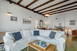 Appartement Standard, plusieurs chambres, 2 salles de bains (Infinity Lake View Terraced Casa) | Aire de séjour | Téléviseur à écran plat, chaîne audio