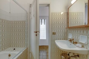 Combined shower/bathtub, hair dryer, bidet, towels