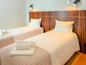 2 slaapkamers, een strijkplank/strijkijzer, internet, beddengoed