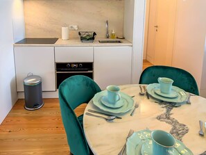 Réfrigérateur, four à micro-ondes, un four, surface de cuisson