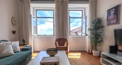 Charming 6 Bedroom Apartment w/ River View