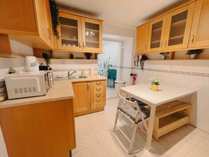 Four à micro-ondes, un four, surface de cuisson, cafetiÚre-théiÚre