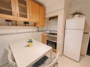 Microonde, forno, piano cottura, macchina per tè/caffè
