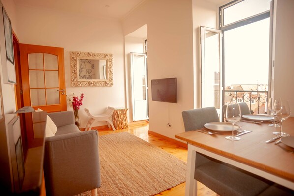 Dining - Charming 2 Bedroom Apartment w/ River View (Lisboa)