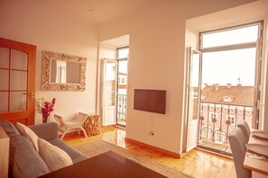 TV - Charming 2 Bedroom Apartment w/ River View (Lisboa)