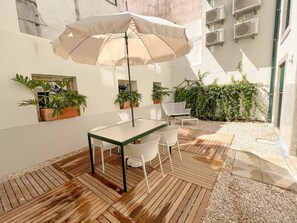 Outdoor dining - NEW Apartment w/ Terrace in prime location | 0 (Lisboa)