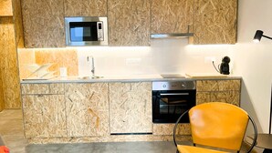 Une cuisine moderne équipée d’un four à micro-ondes, d’un four traditionnel et d’un évier.
