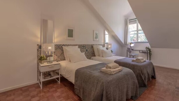 A bedroom with two beds, a desk, and a window. - Spacious Loft w/ City view in Principe Real (Lisboa)