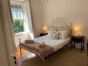 6 bedrooms, iron/ironing board, Internet, bed sheets