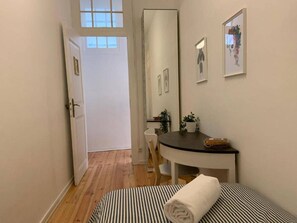6 slaapkamers, een strijkplank/strijkijzer, internet, beddengoed