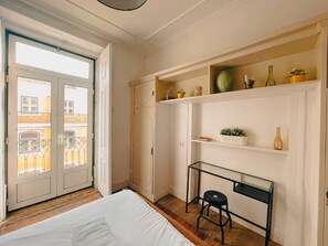 4 bedrooms, iron/ironing board, Internet, bed sheets