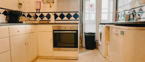 Frigorifero, microonde, forno, piano cottura